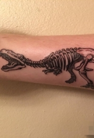 男生手臂上黑色抽象线条恐龙骨架纹身图片
