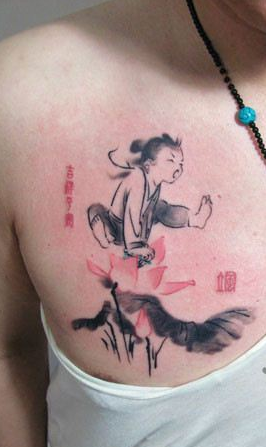 点击大图看下一张：胸部经典的水墨莲花孩童纹身图案