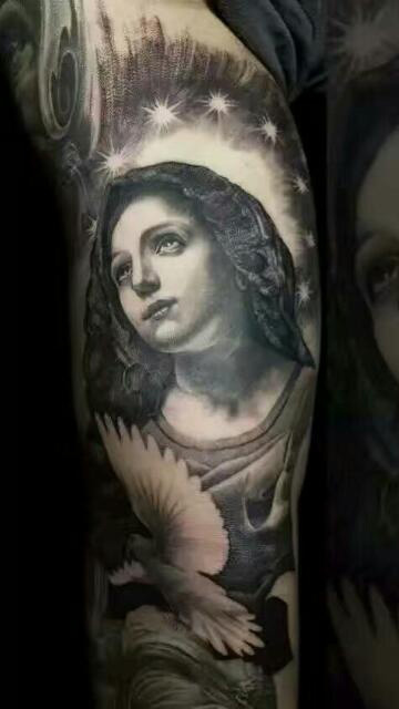 点击大图看下一张：手臂慈爱世人的圣母肖像纹身图案