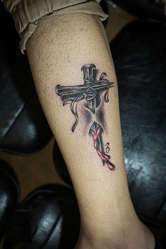 点击大图看下一张：小腿刻骨铭心的十字架3d纹身图案