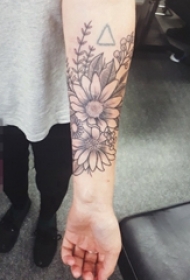 女生手臂上黑灰素描唯美花朵半花臂纹身图片