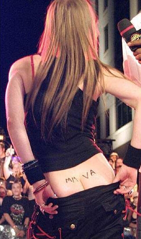 点击大图看下一张：朋克魔女艾薇儿个性后腰字母纹身图案