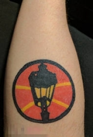 男生手臂上彩绘油墨路灯标志纹身图片