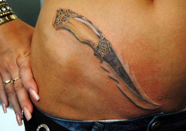 点击大图看下一张：女性腹部匕首3D纹身图案