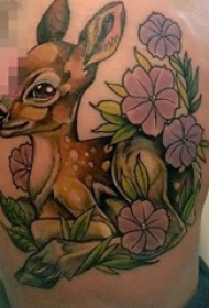 女生侧腰上彩绘植物素材花朵和小鹿斑比纹身图片