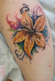 女生手臂上彩绘水彩创意花朵纹身图案