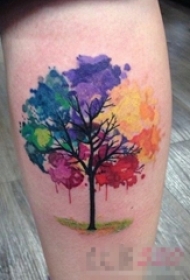 女生小腿上彩绘水彩七彩泼墨树纹身图片