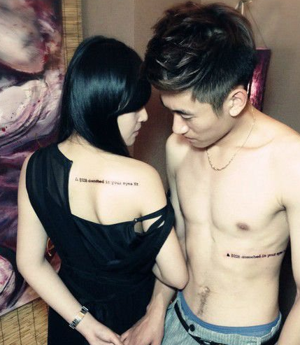 点击大图看下一张：情侣背部和腹部唯美的英文纹身图案