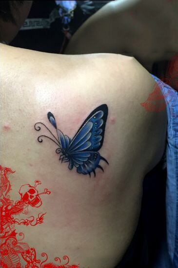 点击大图看下一张：背部蓝色的蝴蝶炫彩纹身图案