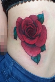 女生侧腰上彩绘植物素材艳丽玫瑰花朵纹身图片