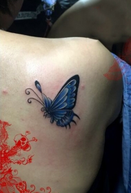 背部蓝色的蝴蝶炫彩纹身图案