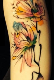 女生手臂上彩绘水彩泼墨花朵纹身图片