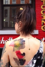 女生后背上个性彩绘技巧几何创意纹身图片