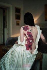 女生背部彩绘水彩创意花朵纹身图片