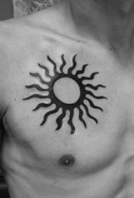男生胸口上黑色线条创意太阳纹身图片