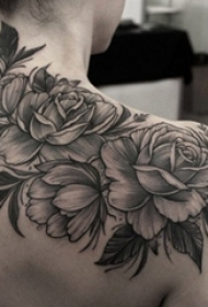 女生肩膀上黑灰素描创意唯美玫瑰纹身图片