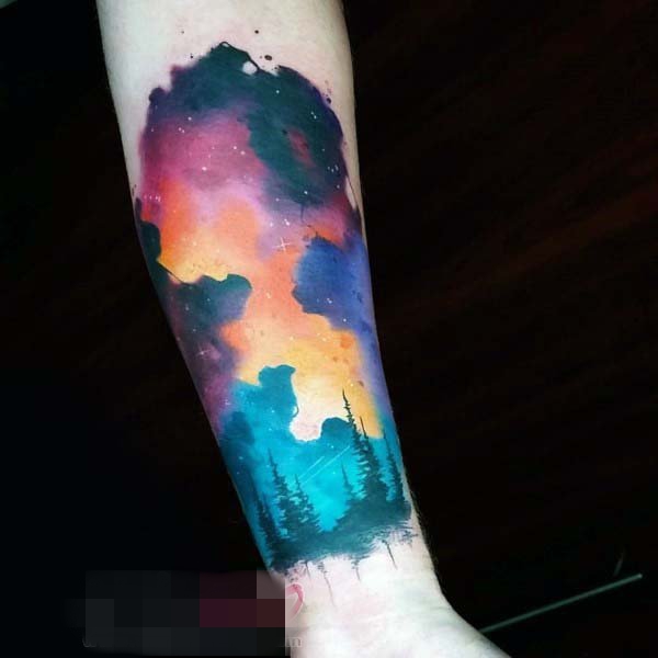 点击大图看下一张：男生手臂上彩绘水彩创意森林里的夕阳纹身图片