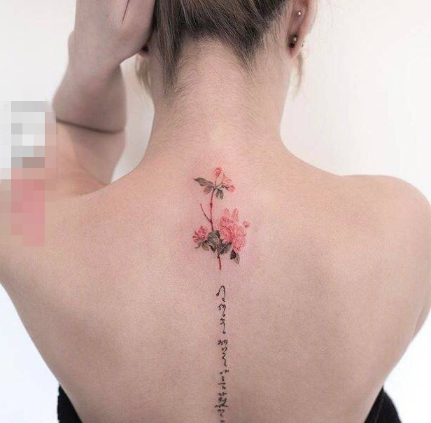 点击大图看下一张：女生背部彩绘水彩文艺花朵和黑色花体英文纹身图片