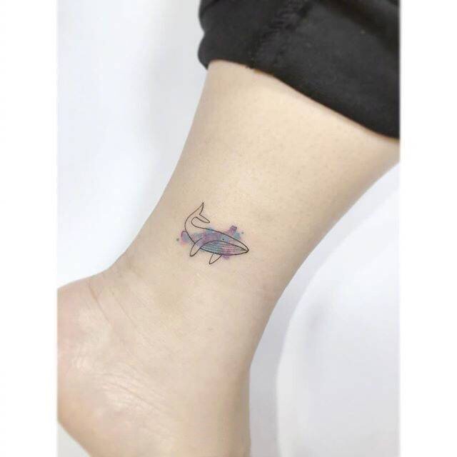 点击大图看下一张：女生脚踝上黑色线条动物鲸水彩泼墨文艺小清新纹身图片