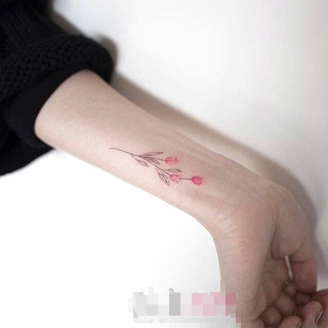 点击大图看下一张：女生手臂上彩绘水彩唯美花朵纹身图片