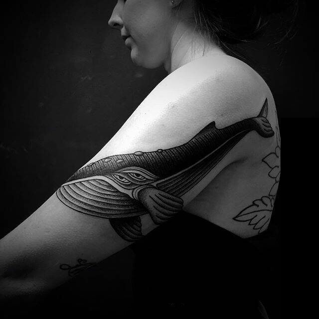 点击大图看下一张：女生手臂上黑色素描点刺技巧动物鲸纹身图片