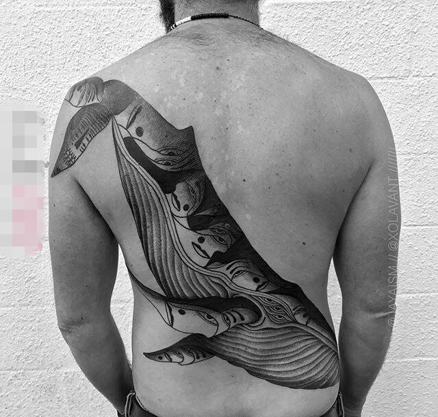 点击大图看下一张：男生背上黑灰色简约线条点刺技巧鲸鱼纹身图片