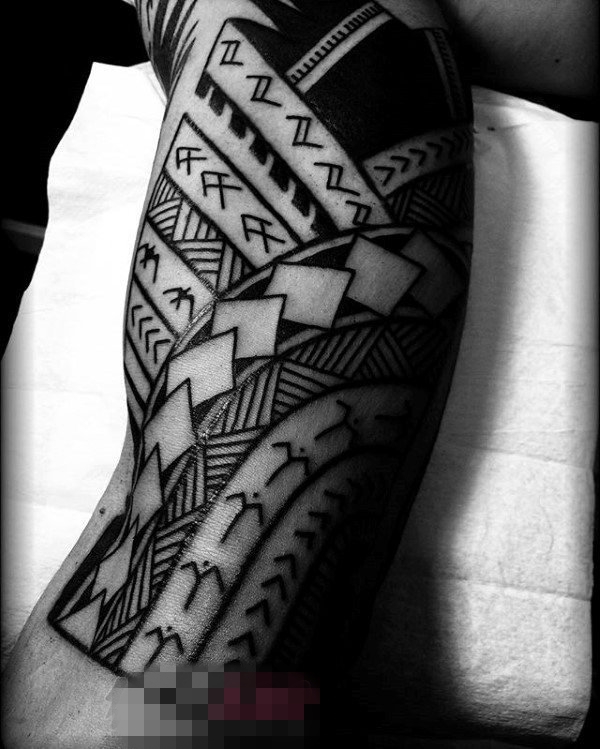 点击大图看下一张：男生手臂上黑色线条素描创意花纹花臂纹身图片