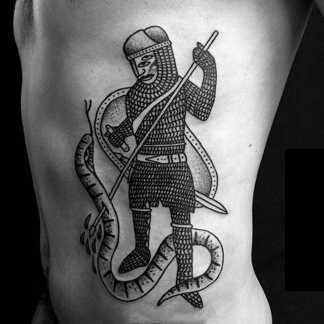 点击大图看下一张：男生腰侧上黑色线条点刺技巧士兵与蛇纹身图片