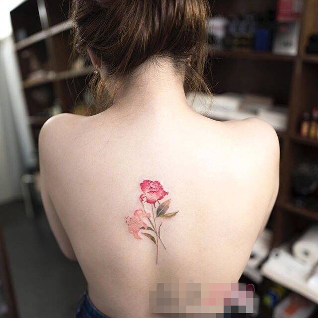 点击大图看下一张：女生背部彩绘水彩创意文艺小清新花朵纹身图片