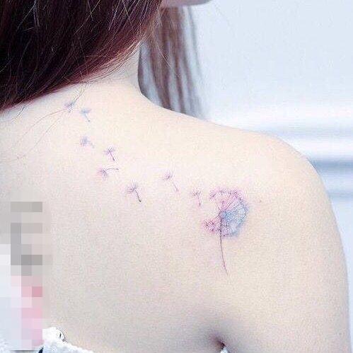 点击大图看下一张：女生背部彩绘水彩蓝紫色渐变色文艺小清新蒲公英纹身图片
