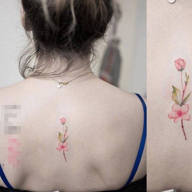 点击大图看下一张：女生背部彩绘素描文艺小清新花朵纹身图片