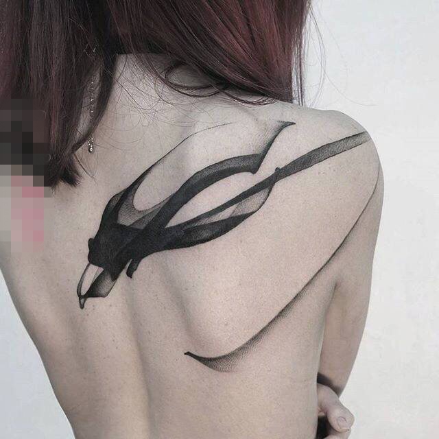 点击大图看下一张：女生背部黑色古典水墨创意个性纹身图片