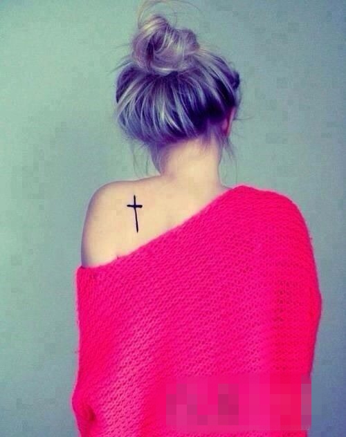 点击大图看下一张：女生背部黑色线条经典简约十字架纹身图案