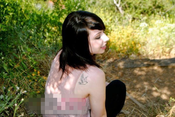 点击大图看下一张：女生背部黑色线条小鸟文艺小清新纹身图片