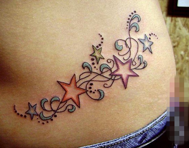 点击大图看下一张：女生侧腰上彩绘水彩创意星星文艺纹身图片