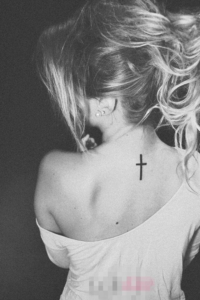 点击大图看下一张：女生后背上黑色简约线条十字架纹身图片