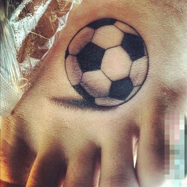 点击大图看下一张：女生脚背上黑色线条素描点刺技巧创意足球纹身图片