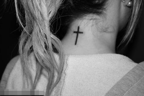 点击大图看下一张：女生颈后黑色线条经典简约十字架纹身图片
