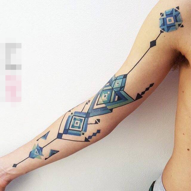点击大图看下一张：女生手臂上彩绘水彩几何元素创意花纹纹身图片