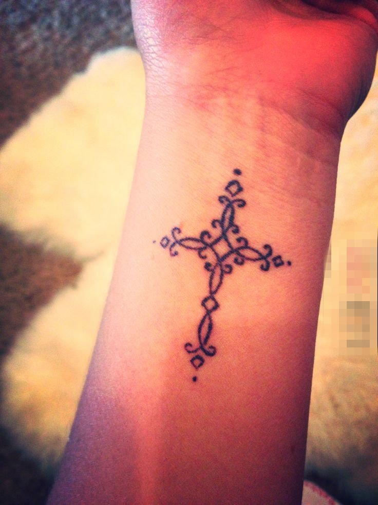 点击大图看下一张：女生手臂上黑色线条简约花纹十字架纹身图片