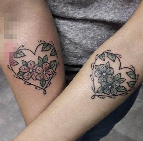 点击大图看下一张：情侣手臂上彩绘水彩心形元素花朵纹身图片