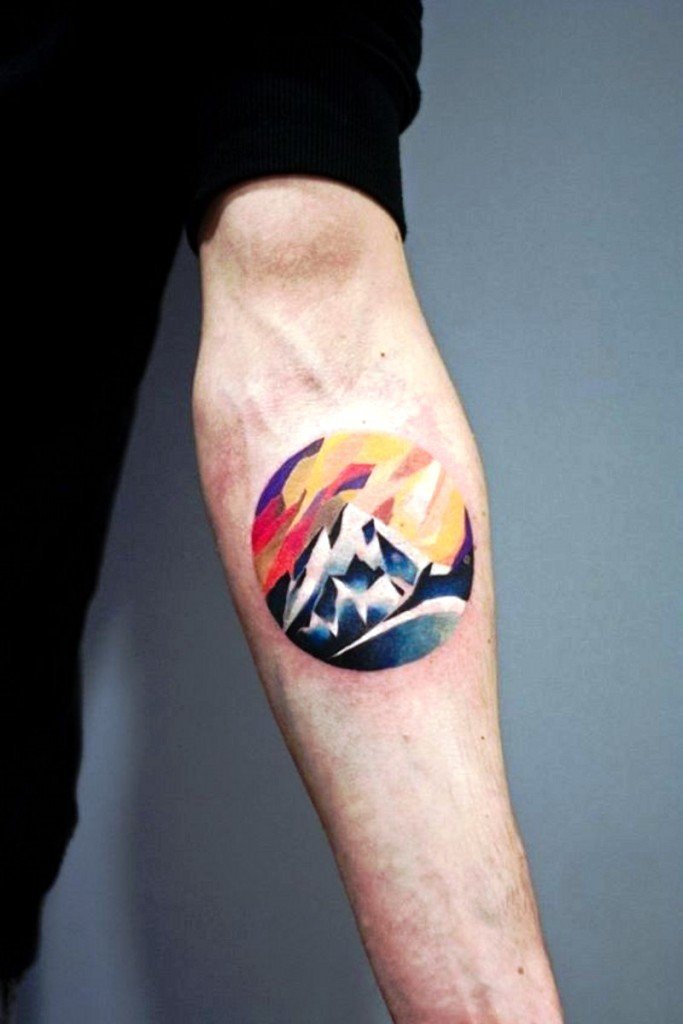 点击大图看下一张：男生手臂上彩绘水彩创意个性雪山纹身图片