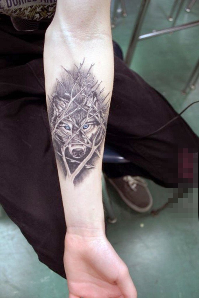 点击大图看下一张：男生手臂上黑色素描几何元素狼头纹身图片