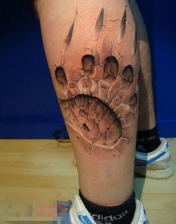 点击大图看下一张：男生小腿上黑灰素描3d狗爪纹身图片