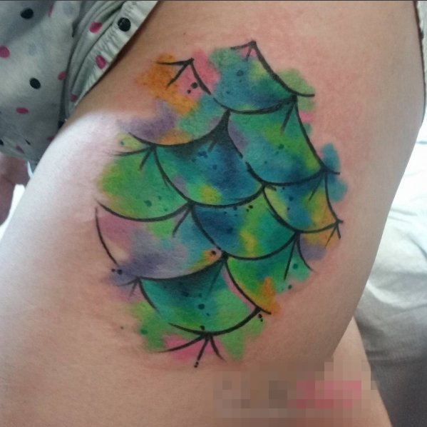 点击大图看下一张：女生大腿上彩绘水彩创意唯美树叶纹身图片