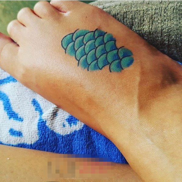 点击大图看下一张：女生脚背上彩绘水彩文艺小清新树叶纹身图案
