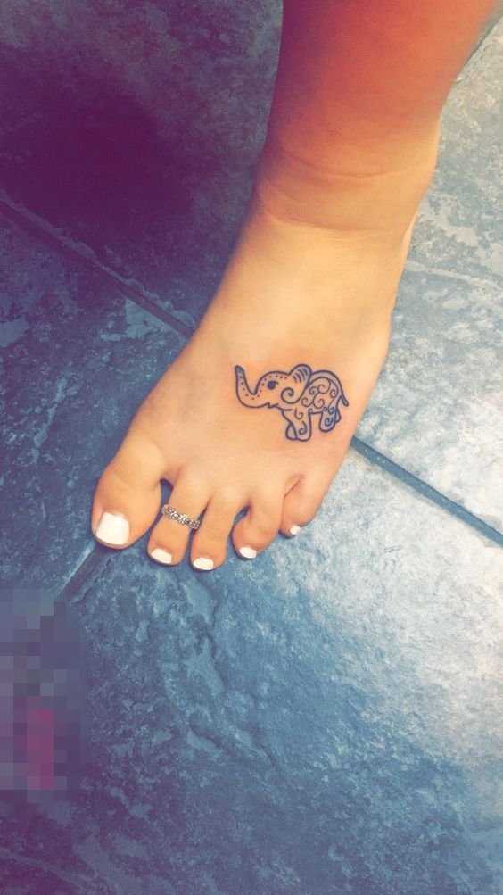 点击大图看下一张：女生脚背上黑色线条创意花纹动物大象纹身图片