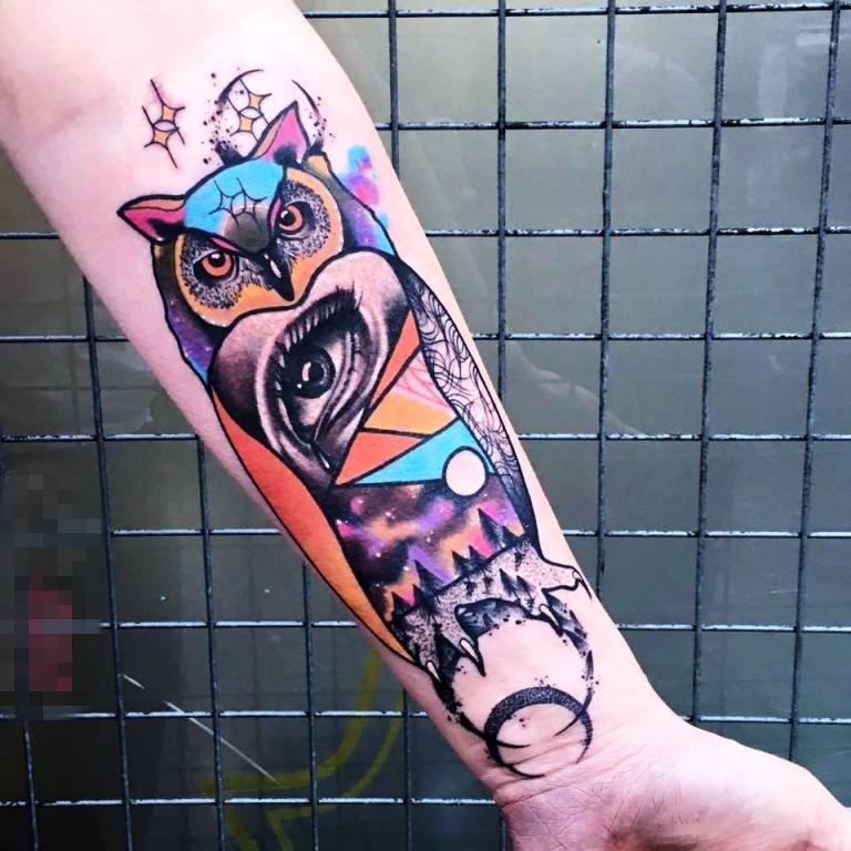 点击大图看下一张：女生手臂上彩绘水彩创意花臂猫头鹰纹身图片