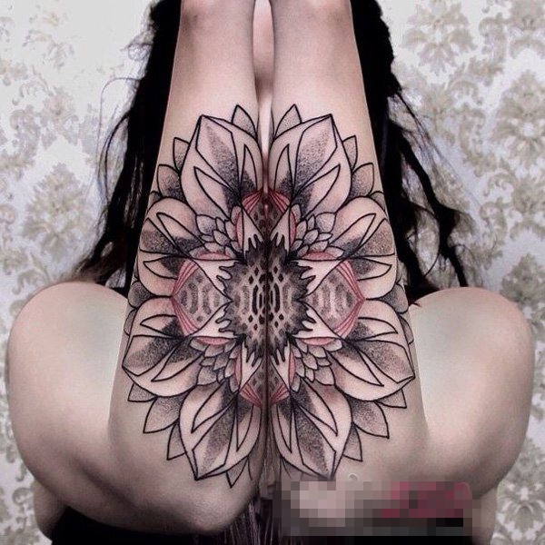 点击大图看下一张：女生手臂上黑色素描点刺技巧创意梵花花纹对称纹身图片