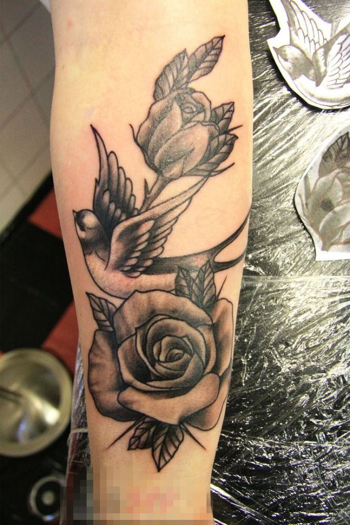 点击大图看下一张：女生手臂上黑色素描点刺技巧创意花朵和小鸟纹身图案